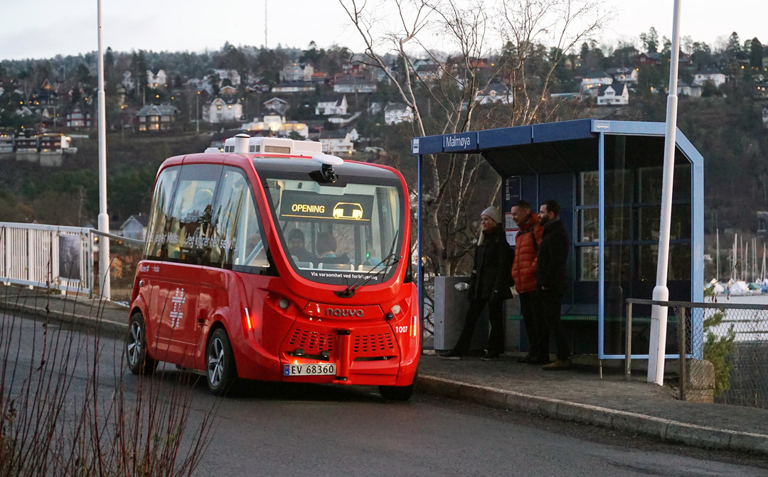 Foto av en selkjørende buss på en holdeplassen på Malmøya.